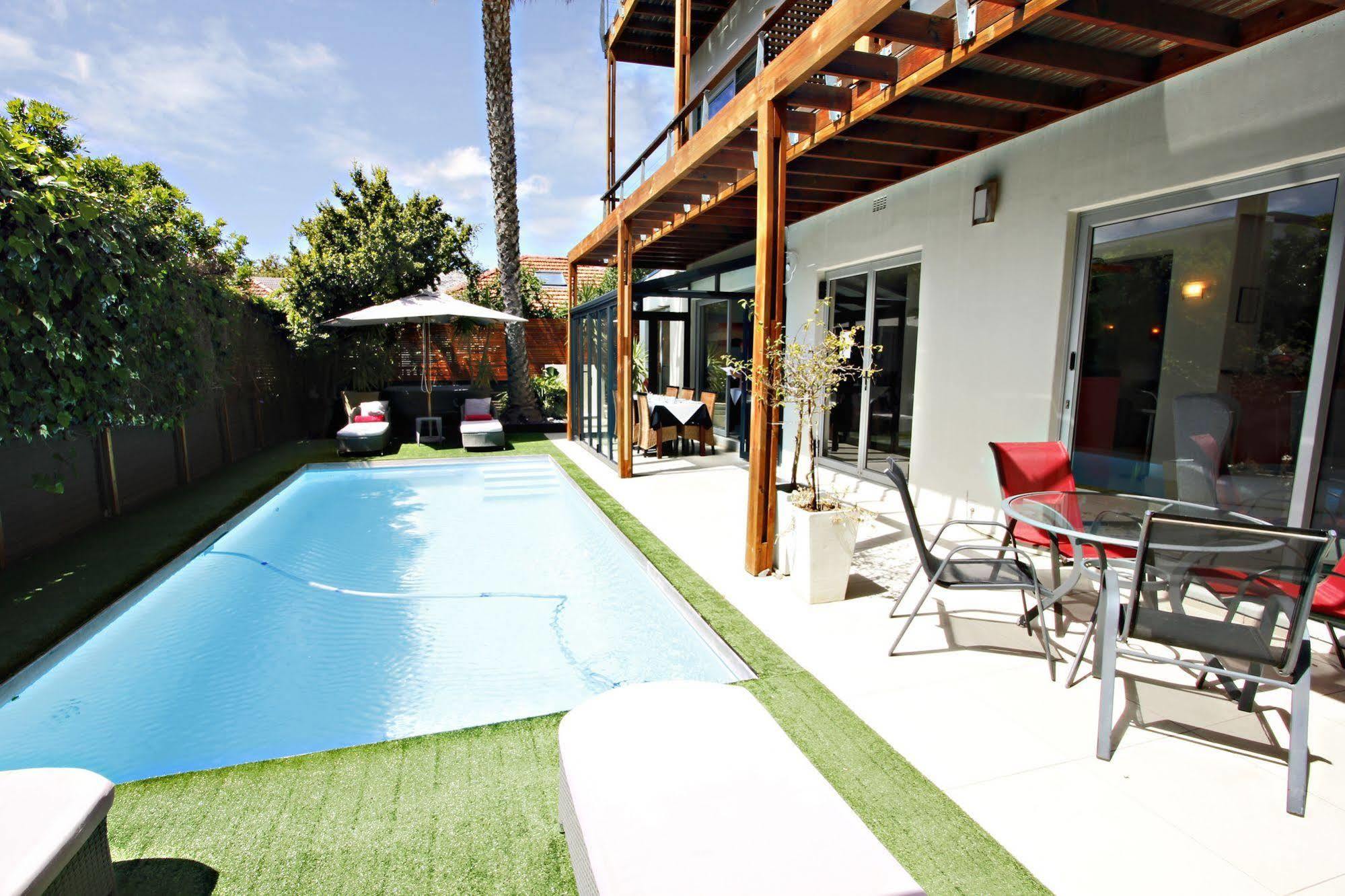 The One 8 In Point - Solar Power 4*